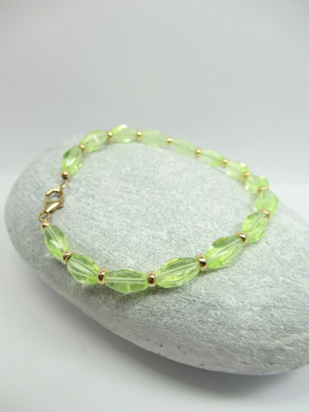 Uranium glass and 14kgf bead bracelet